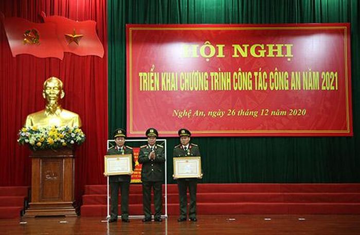 Trao thưởng Huân chương bảo vệ Tổ quốc hạng ba của Chủ tịch nước cho 2 đồng chí nguyên Phó Giám đốc Công an tỉnh