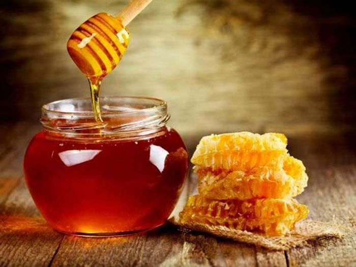 Mật ong: Mật ong được biết đến với đặc tính chống oxy hóa cực mạnh giúp kiểm soát lượng cholesterol trong cơ thể và hỗ trợ đốt cháy chất béo rất tốt.