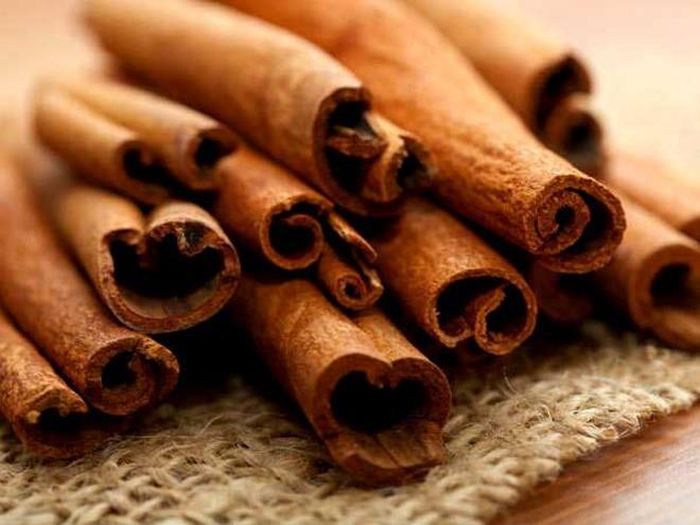 Quế: Với đặc tính chống viêm, quế giúp chống lại các cholesterol xấu và ngăn nó tích tụ trong cơ thể rất hiệu quả.