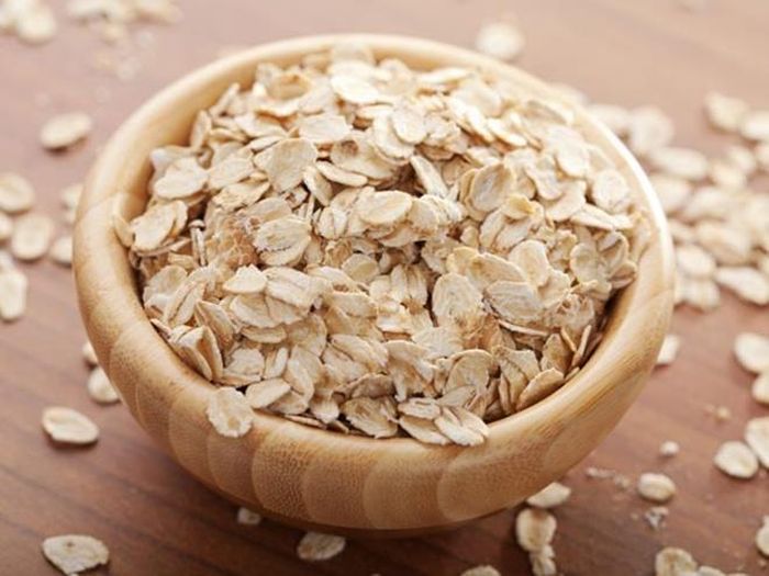 Bột yến mạch: Giống như hạt lanh, bột yến mạch chứa rất nhiều chất xơ, giúp ngăn ngừa sự hình thành cholesterol xấu trong cơ thể.