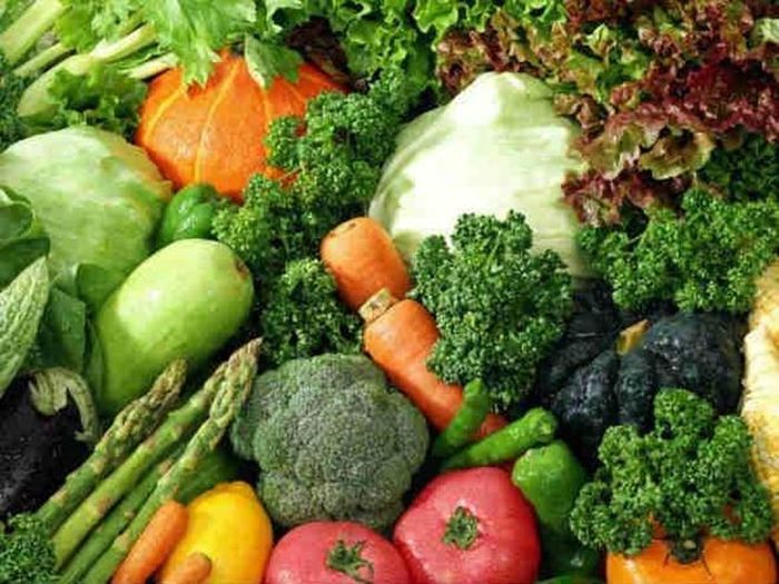 Rau củ: Các loại rau củ như rau bina, súp lơ, cà rốt… chứa nhiều chất xơ và có tác dụng ngăn ngừa sự hình thành cholesterol xấu trong cơ thể.