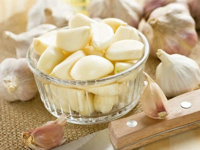 Tỏi: Tỏi được biết đến với đặc tính chống oxy hóa và chống viêm cực mạnh. Do vậy, tỏi cũng là thực phẩm tốt để giảm mức cholesterol trong cơ thể vào mùa đông.