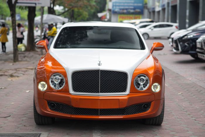  Lúc mới về Việt Nam, mẫu xe này có ngoại thất được sơn toàn bộ màu cam. Giờ đây, nó được tân trang bằng màu trắng trải dài từ nắp capo, mui xe đến cửa cốp sau. Ngoài nước sơn độc đáo, xe vẫn có thiết kế, động cơ, trang bị giống như những phiên bản khác tại Việt Nam. 