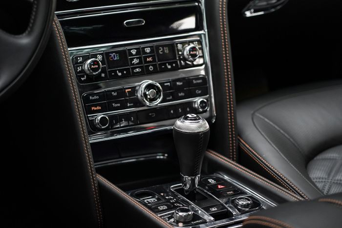 Xe được trang bị hệ thống khởi động bằng nút bấm. Cần số có logo Bentley trên đỉnh, thiết kế bo tròn đơn giản. Dọc bảng điều khiển trung tâm là các nút chức năng dạng cơ học, được chế tác khá tinh tế.