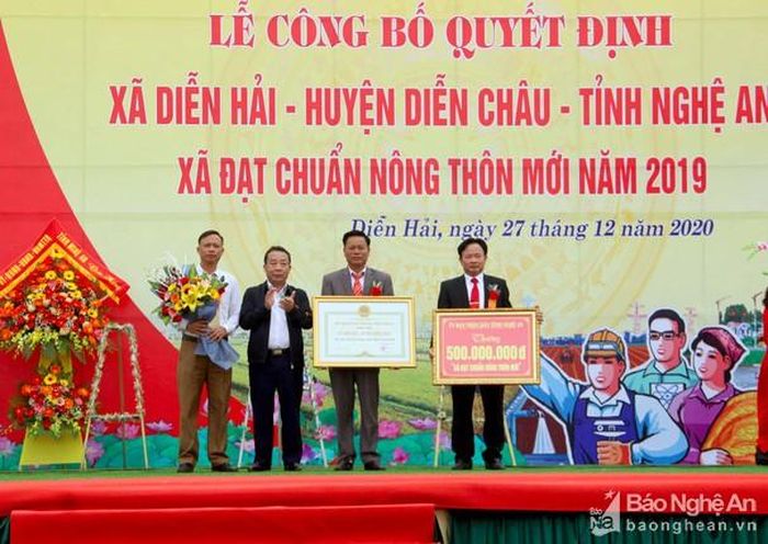 Đồng chí Nguyễn Văn Đệ - Giám đốc Sở NN&amp;PTNT trao Bằng công nhận đạt chuẩn NTM cho xã Diễn Hải. Ảnh: Quang An