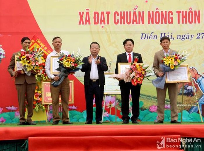 Đồng chí Nguyễn Văn Đệ - Ủy viên BCH Đảng bộ tỉnh, Giám đốc Sở NN&amp;PTNT trao Bằng khen cho các tập thể và cá nhân xã Diễn Hải có thành tích xuất sắc trong phong trào xây dựng NTM. Ảnh: Quang An