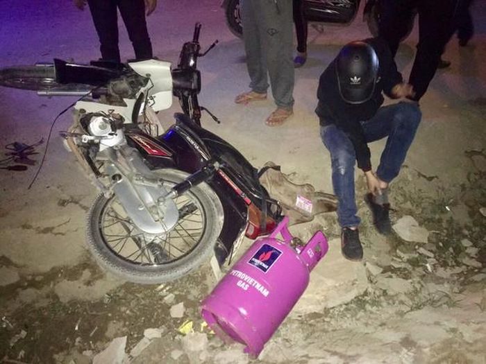 Anh Tăng Văn C. chở theo một bình ga lớn. Ảnh: NP