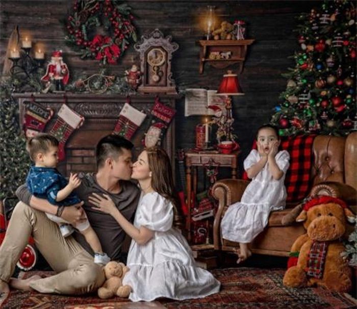 Đồng hành cùng chồng, Marian đăng ảnh gia đình hạnh phúc và chia sẻ: "Thương gửi ️tình yêu và niềm hạnh phúc từ gia đình chúng tôi đến bạn trong mùa lễ này! Xin dành lời cầu nguyện chân thành cho sự cứu rỗi của tất cả chúng ta".