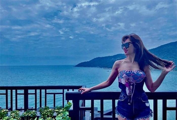 Hari Won kể: "Chồng hỏi tôi sao nay sexy vậy. Tôi bảo 'Tôi còn ngon lắm nha!'".