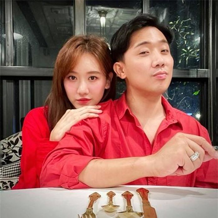 Chia sẻ những bức ảnh tình tứ bên ông xã, ca sĩ - MC Hari Won nhắn gửi đến Trấn Thành: "Từ 'vợ chồng' có gì đó rất hay ho. Em vui vì có anh là chồng em".