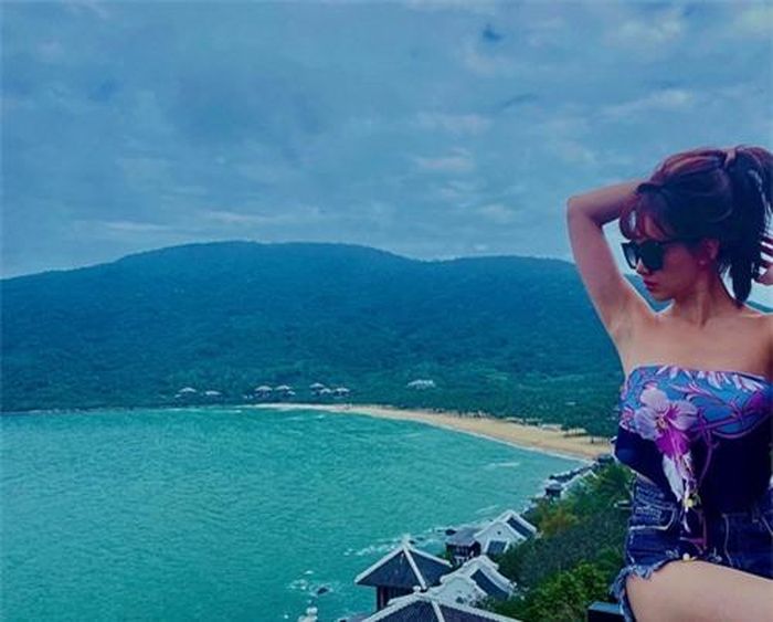 Nữ ca sĩ khoe làn da trắng và vóc dáng đẹp trước biển.