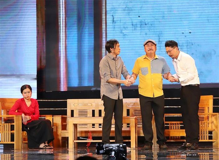 Nén đau buồn, Hoài Linh kết hợp các đồng nghiệp, cống hiến trọn vẹn tiết mục cho khán giả.