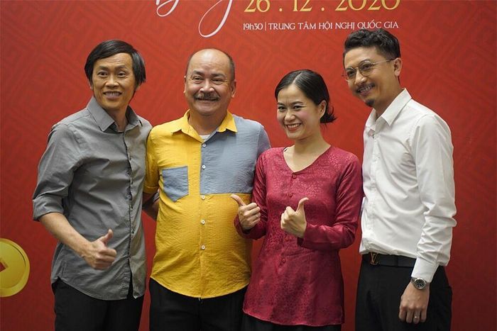 Xuân phát tài là chương trình hài kịch kết hợp âm nhạc, với sự tham gia của nghệ sĩ hai miền Nam - Bắc và diễn ra thường niên đã hơn 10 năm nay. Khi cố danh hài đột ngột qua đời, ban tổ chức rối bời vì nhiều khán giả mua vé để được xem ông biểu diễn. Chưa kể, nhân vật trong tiểu phẩm được đo ni đóng giày với Chí Tài. May mắn, nghệ sĩ Hoàng Sơn (áo vàng) nhận lời biễu diễn thay thế.