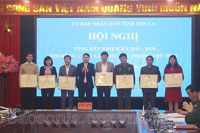 Các tập thể nhận Bằng khen của UBND tỉnh.