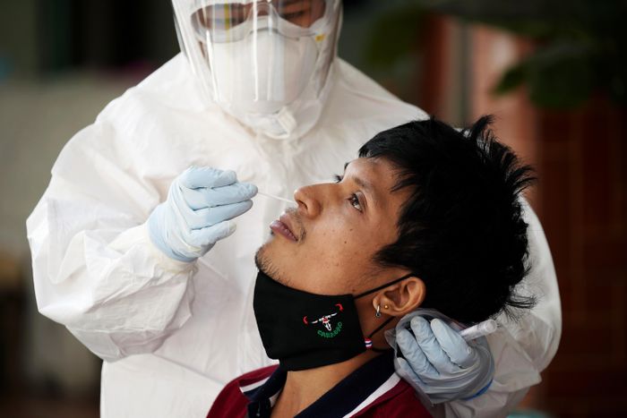  Lao động nhập cư được lấy mẫu xét nghiệm Covid-19 ở Samut Sakhon. Ảnh: Reuters. 