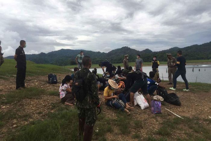  Người vượt biên trái phép từ Myanmar bị cảnh sát Thái Lan bắt ở biên giới. Ảnh: Piyarat Chongcharoen. 