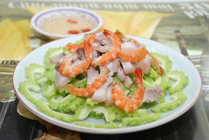 Gỏi khổ qua chua cay khơi gợi vị giác.