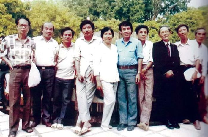 Nhà viết kịch Xuân Trình (thứ tư trái sang) tại Đại hội Nhà văn Việt Nam lần thứ 4 (10/1989)
