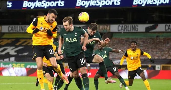 Harry Kane bất lực trong việc đưa bóng vào lưới Wolves