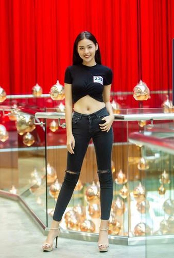 Nhưng sau đó Tâm đã cố gắng hết mình giữ bình tĩnh để xử lý pha té "để đời" đó, may mắn hơn có một anh chàng người mẫu 6 múi đi sau đã giúp đỡ Tâm khi chân bị trật, cám ơn anh rất nhiều". Thanh Tâm cho biết thêm.