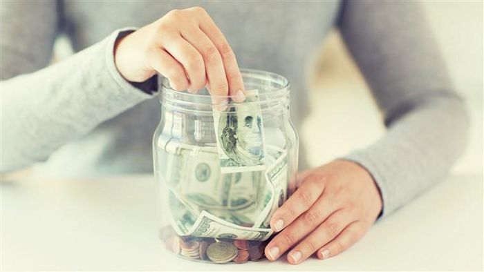 Tuy nhiên, chị em cũng cần suy nghĩ về cách phân phối thu nhập sao cho khôn ngoan. Tốt hơn hết bạn nên gửi trực tiếp 10% tiền lương vào tài khoản ngân hàng và chi tiêu phần còn lại theo kế hoạch hàng tháng. Điều này sẽ giúp bạn không phải "thắt lưng buộc bụng" trong tháng và có được một số tiền tiết kiệm phòng cho lúc khó khăn.