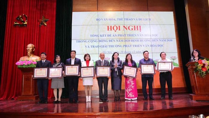 Thứ trưởng Trịnh Thị Thủy trao Bằng khen cho 8 cá nhân đã có thành tích trong thực hiện Đề án.