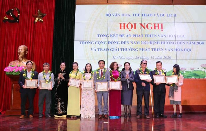 Thứ trưởng Bộ Văn hóa Thể thao và Du lịch Trịnh Thị Thủy trao bằng khen cho 9 cá nhân đoạt Giải thưởng phát triển văn hóa đọc năm 2020.