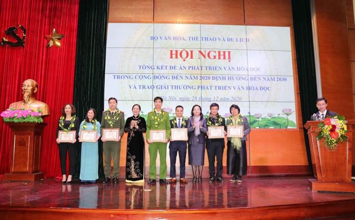 Tập thể đoạt Giải thưởng phát triển văn hóa đọc năm 2020.