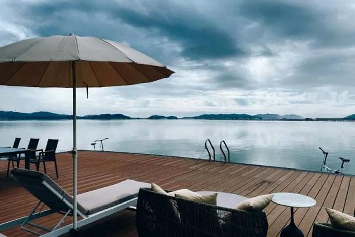 Không gian ngoài trời được đặt bàn ghế để vừa ăn uống, vừa ngắm cảnh.