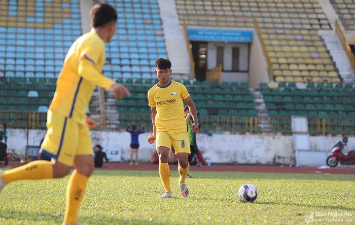 Ở hàng tiền vệ trung tâm, BHL SLNA đôn lên 2 cầu thủ từ đội U21 SLNA bao gồm Nguyễn Xuân Bình và Đặng Quang Tú đều sinh năm 2001. Ảnh: Đức Anh