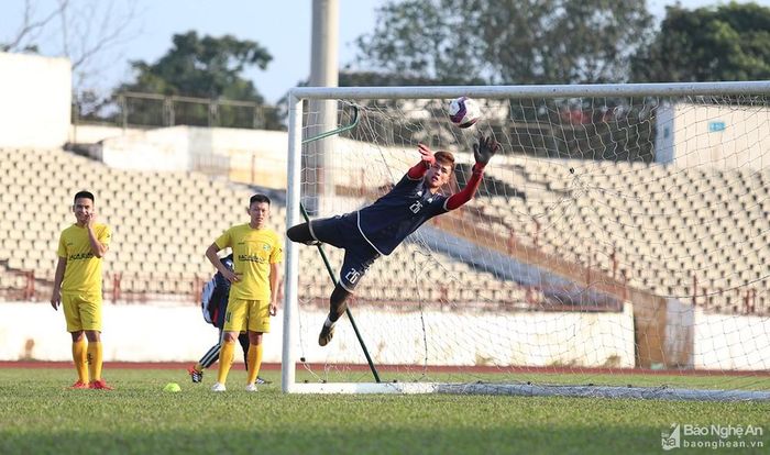 Cùng với Thành Huy, thủ môn trẻ Minh Đức sinh năm 2002 cũng được tập luyện cùng các đàn anh suốt thời gian qua. Ảnh: Đức Anh