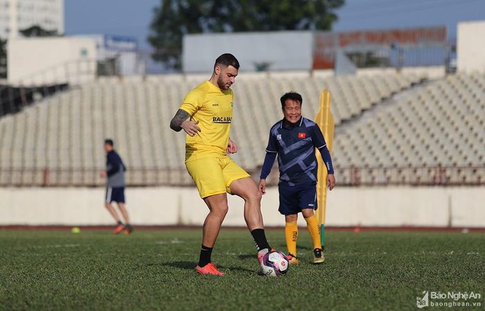 Dù đã có mặt tại Vinh từ khá lâu nhưng đây mới là những buổi tập đầu tiên của Bruno trong màu áo SLNA. Là một cầu thủ Brazil nên Bruno được đánh giá cao ở kỹ năng chơi bóng và dứt điểm. Ảnh: Đức Anh