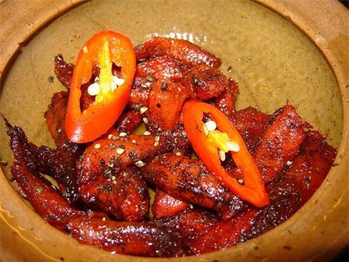 Cá bống kho tiêu thịt cá đậm đà, cay cay thơm mùi tiêu phảng phất làm ấm lòng những đứa con xa quê, bôn ba nơi xứ người. Ảnh minh họa