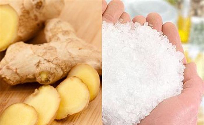 Đập dập gừng trộn muối hạt và ngâm chân vào mỗi tối giúp ngủ ngon và giảm hôi chân
