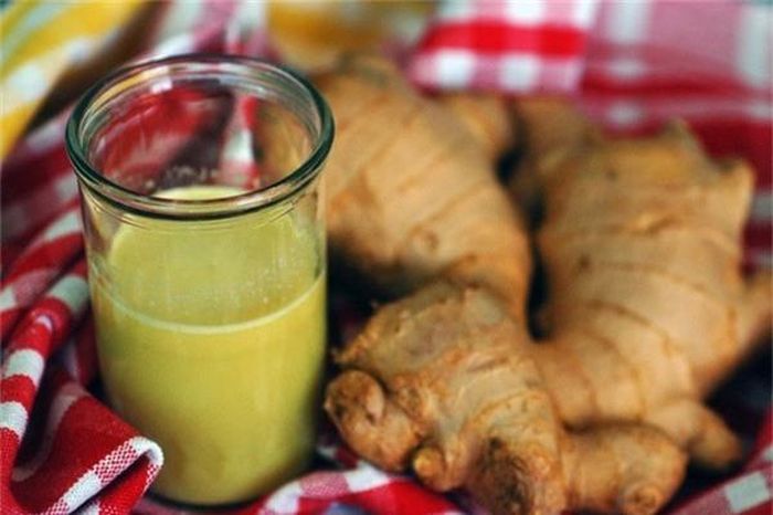 Giã nhuyễn gừng tươi lấy nước bôi trực tiếp lên chân giúp giảm hôi chân