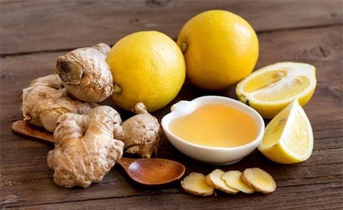 Nước ép gừng tươi và nước cốt chanh loại bỏ mùi hôi chân hiệu quả