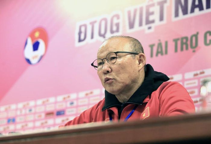 HLV Park Hang Seo trả lời họp báo.