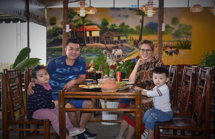 Thực khách yêu thích không gian hoài cổ thời bao cấp ở quán Nhà Mậu. Ảnh: Trần Dung
