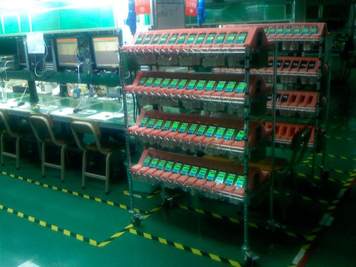  Có thể thấy những chiếc iPhone trong ảnh đang ở những công đoạn kiểm tra cuối trước khi hoàn tất và được xuất xưởng. Theo Apple Insider, những bức hình này có thể được chụp bên trong nhà máy Foxconn, công ty lắp ráp iPhone duy nhất lúc bấy giờ. Ảnh: Bob Burrough. 