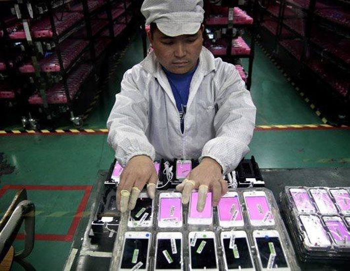  Tới năm 2012, mỗi chiếc iPhone mất khoảng 24 giờ để hoàn thành, trong đó có 6-8 giờ kiểm định phần mềm. Ảnh: ABC. 