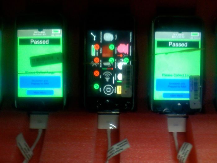  Những chiếc iPhone đời đầu đã vượt qua bước kiểm tra. Một số máy còn có chun buộc quanh thân, theo giải thích của Bob Burrough là để gắn thẻ theo dõi ở phía sau lưng. Ảnh: Bob Burrough. 