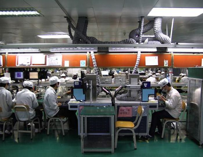  Năm 2012, khi phóng viên của ABC tới thăm nhà máy lắp ráp iPhone của Foxconn tại Thâm Quyến, mật độ công nhân đã cao hơn. Vào năm 2010, sau những vụ công nhân tự tử, Apple đã yêu cầu Foxconn phải điều chỉnh lại quy trình và đảm bảo an toàn cho nhân viên. Ảnh: ABC. 