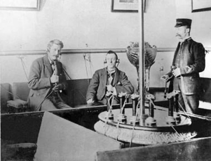 2 khách hàng được nhân viên hỗ trợ sử dụng Electrophone. Ảnh: BT Archive. 