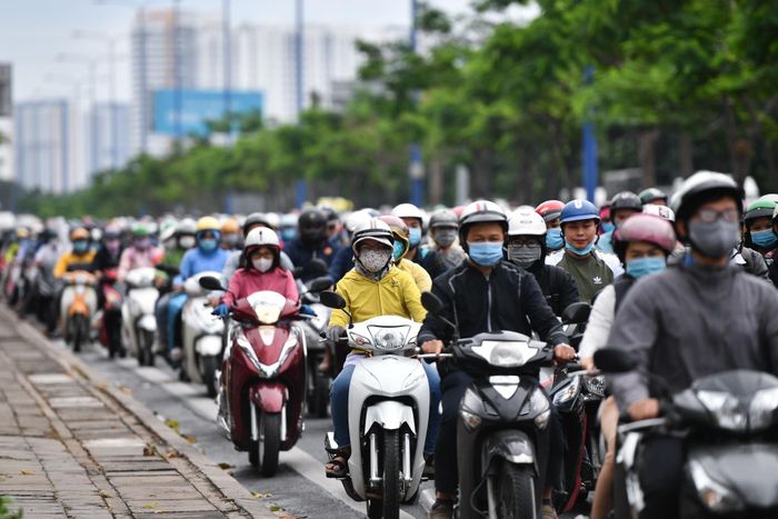 Sương mù khiến TP.HCM có tầm nhìn kém vào buổi sáng. Ảnh: Duy Hiệu. 