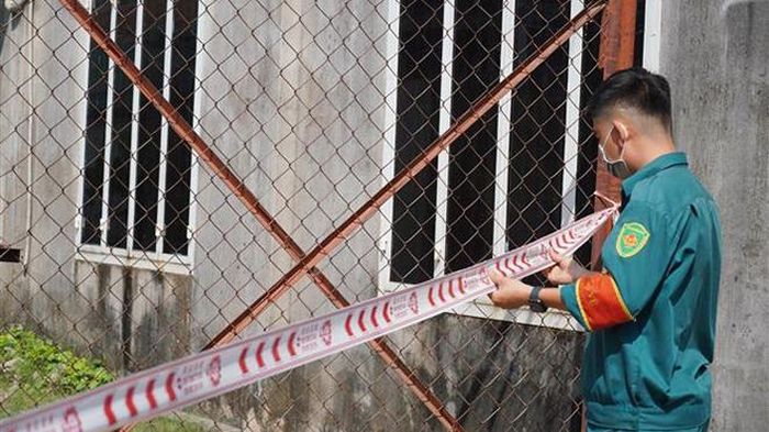 Khu vực nhà trọ của bệnh nhân được cơ quan chức năng Quận 9 phong tỏa. Ảnh: Đinh Hằng - TTXVN