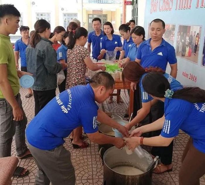 Tổ "Bát cháo tình thương" phát cháo cho bệnh nhân và người nhà bệnh nhân tại Bệnh viện Đa khoa huyện Quỳ Hợp (Nghệ An).