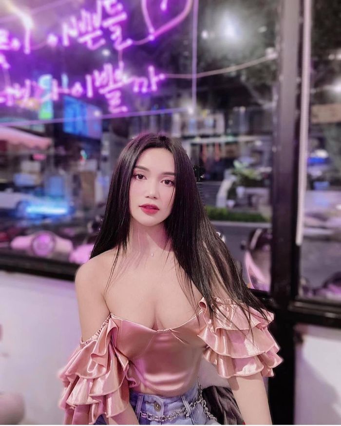 Ca sĩ Sĩ Thanh gợi cảm khoe vòng một với chiếc áo cúp ngực sexy.