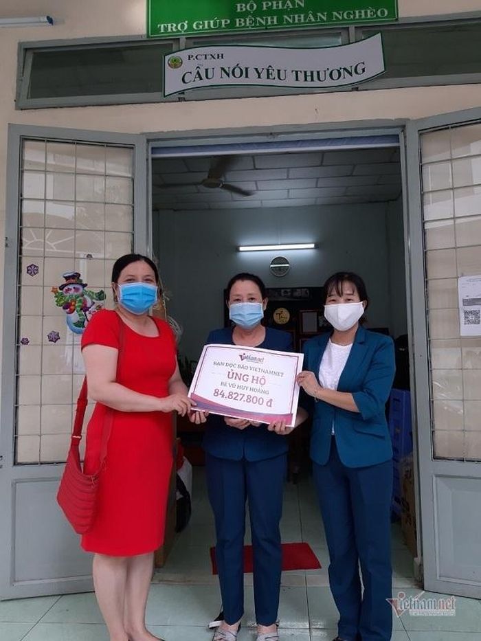 Đại diện Báo VietNamNet đóng tạm ứng viện phí hơn 84 triệu đồng do bạn đọc ủng hộ cho bé Huy Hoàng.