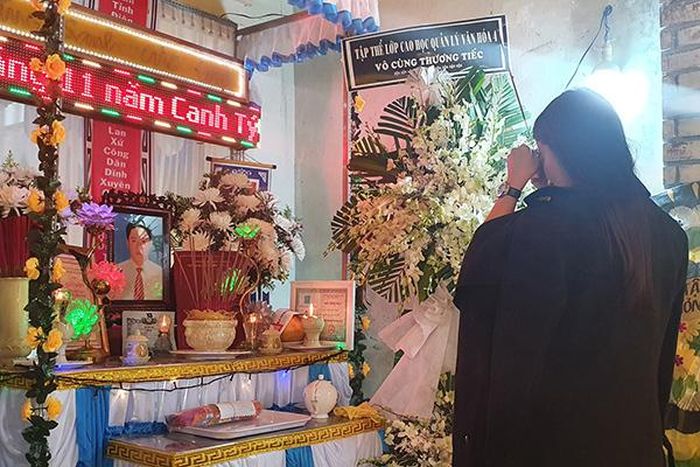 Tố My thắp hương viếng tác giả Trần Phú Thiên.