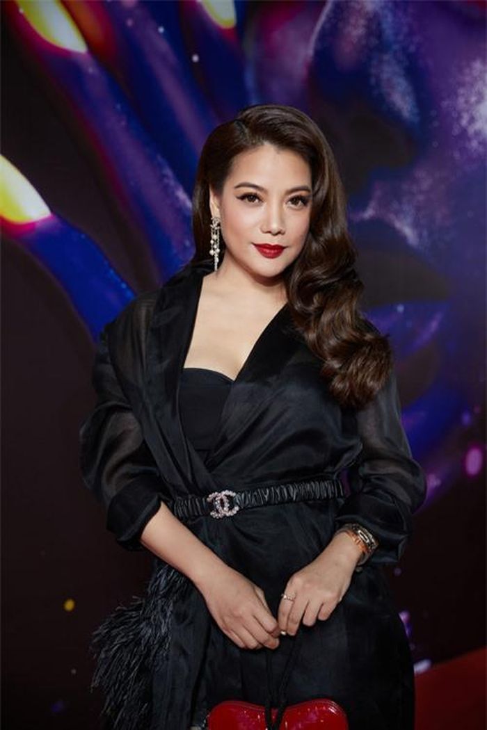 Trương Ngọc Ánh sang trọng với trang phục tông đen kết hợp giữa áo choàng mỏng và váy cúp ngực gợi cảm.